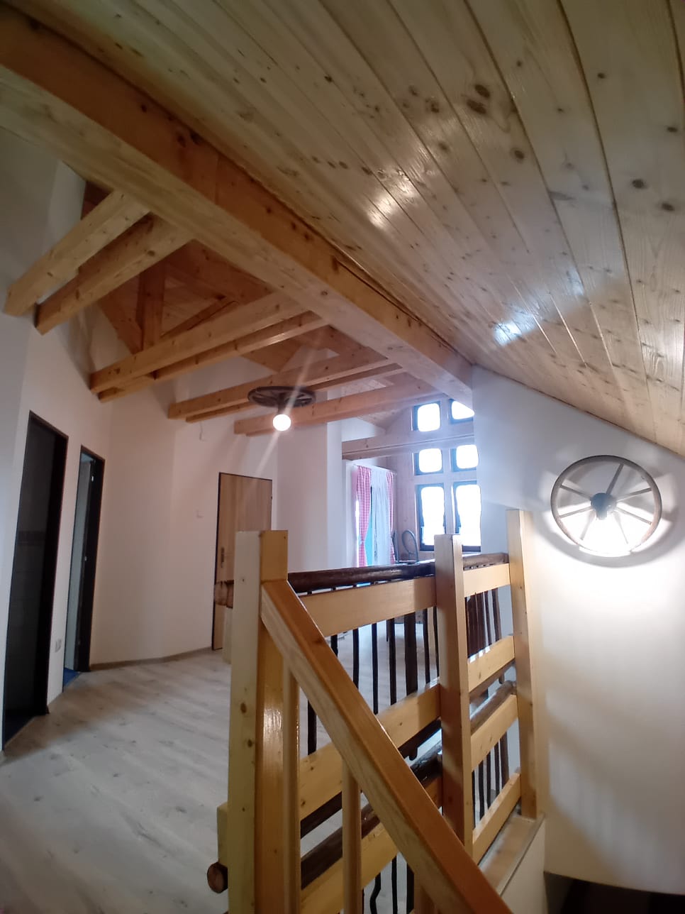 Podkroví s dřevěnými trámy