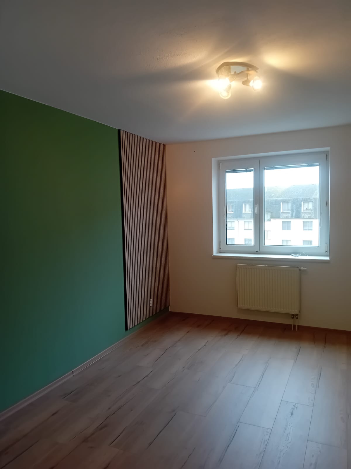 Zelená stěna s dřevěnou podlahou
