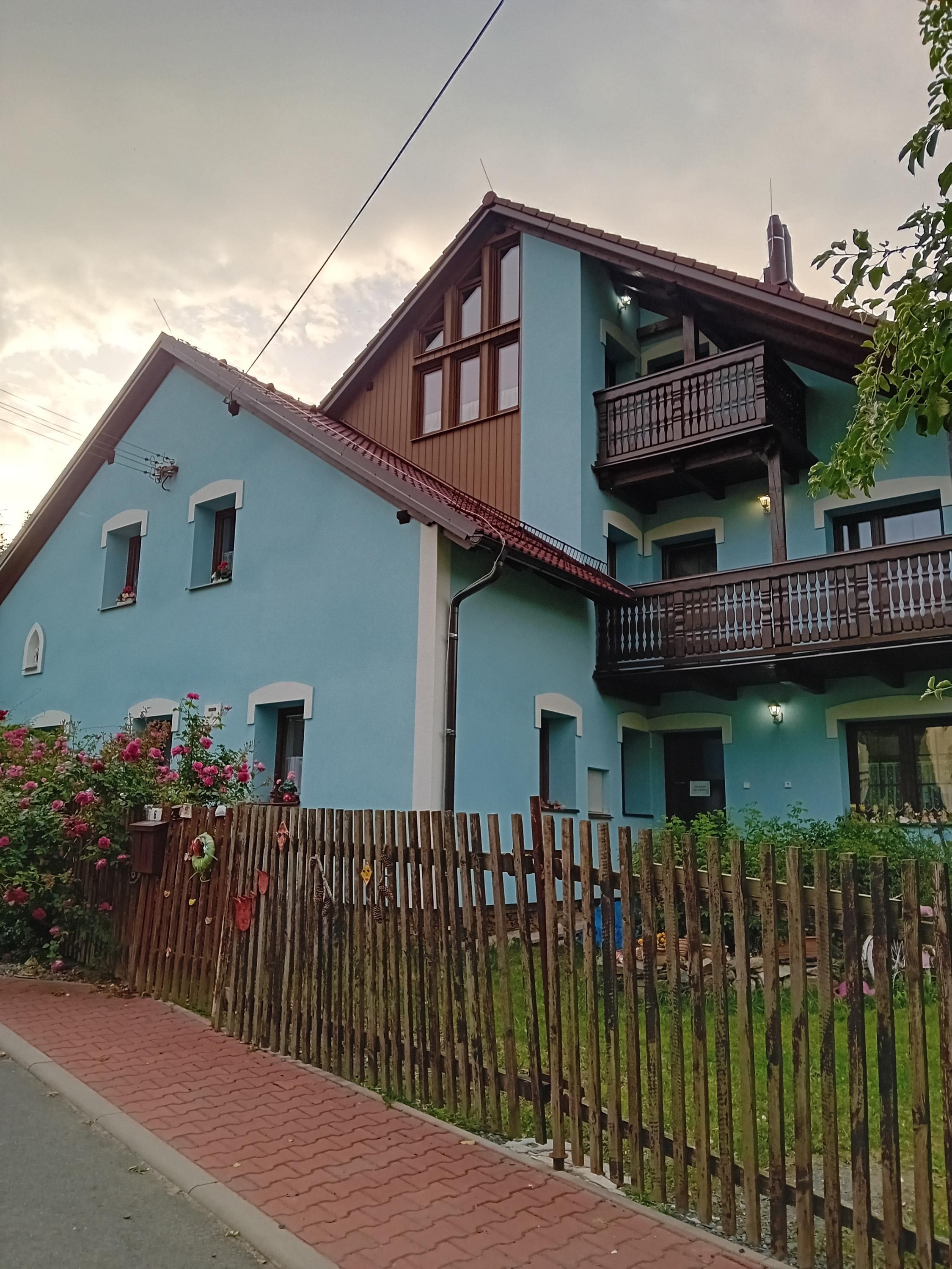 Zrekonstruovaný dům s modrou fasádou