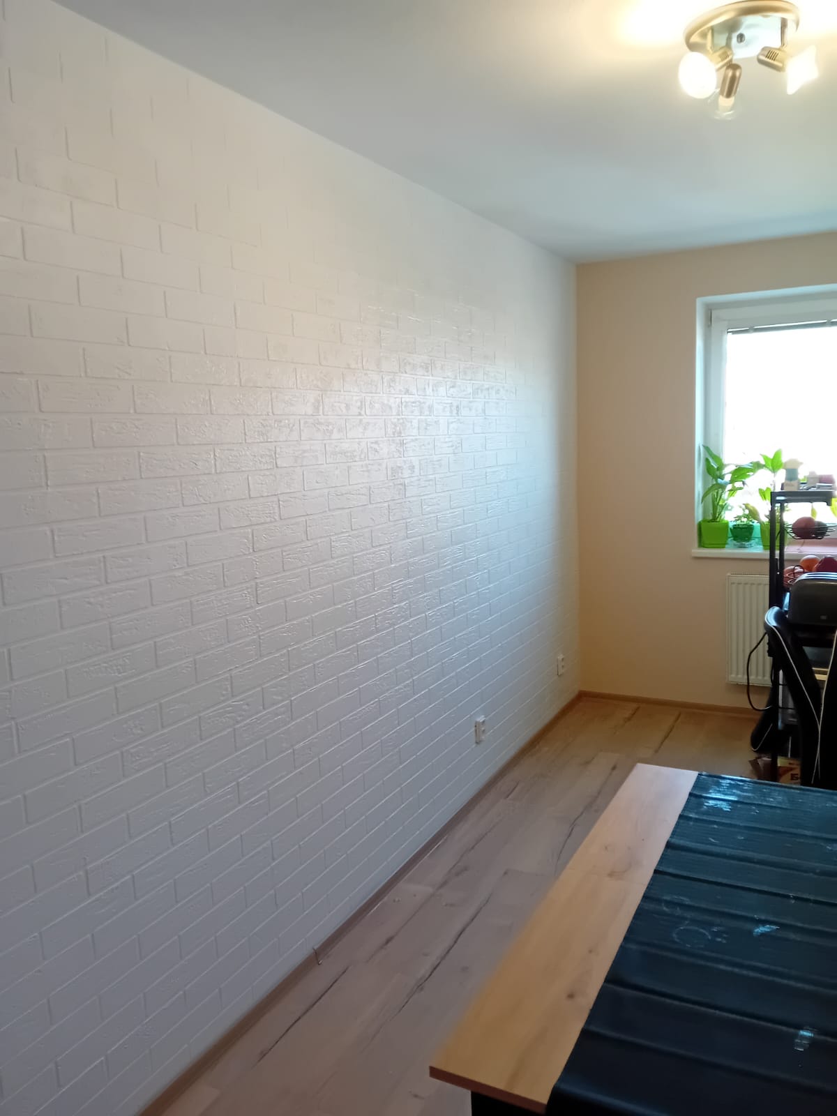 Bílá cihlová stěna v interiéru